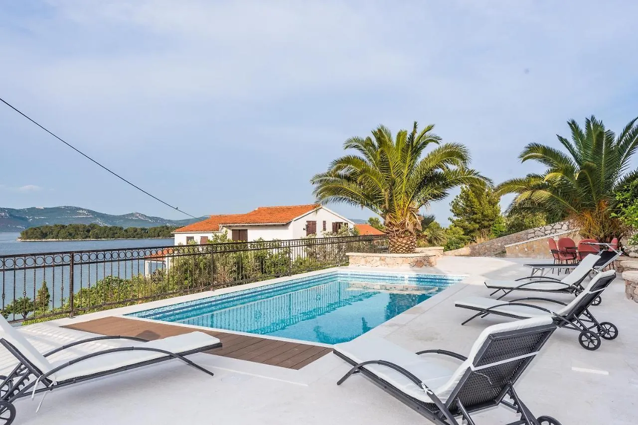 Villa Iz 0*, Veli Iz Croatia