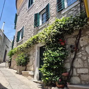 https://apartments-amra.primorje-gorskikotar.com